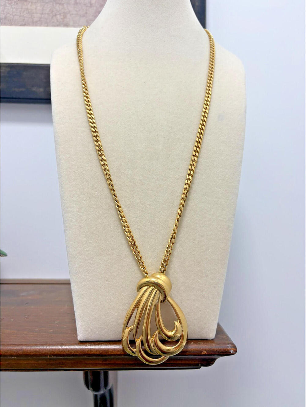 Vintage Napier Shiny Gold Tone Swirl Pendant on Chain Necklace 24" Glam 80s